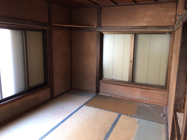 東京都北区志茂の戸建て・倉庫内不用品回収中の様子です。